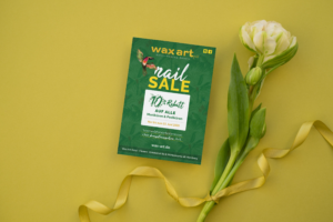 ein Flyer liegt auf einem gelben Hintergrund