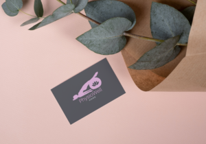 eine Visitenkarte liegt auf einem rosanem Hintergrund