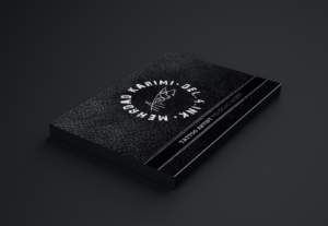 ein Stapel Visitenkarten vor dunklem Hintergrund