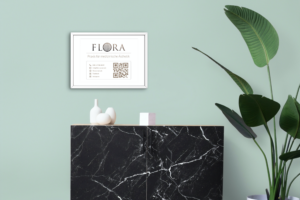 Ein Bild hängt an einer türkisen Wand