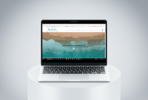 Ein aufgeklappter Laptop auf einer hellen Säule