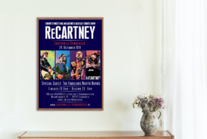 ein Plakat hängt an der Wand über einem Klavier