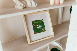 ein Bilderrahmen steht in einem Regal