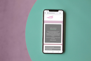 Ein Smartphine auf einem türkisen und altrosenem Hintergrund