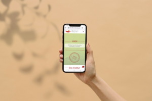 eine Hand hält ein Smartphone in die Luft