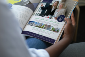 eine Frau hält ein aufgeschlagenes Magazin